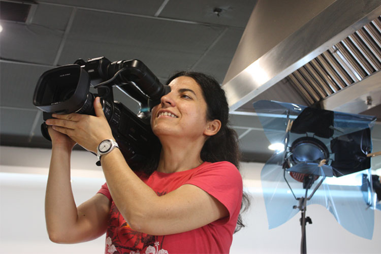 Amy Leiton grabando con cámara durante el rodaje de su cortometraje "Pa' mala yo"