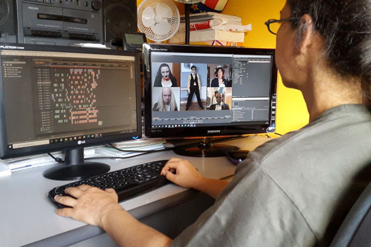 Amy Leiton editando el vídeo "Time Warp confinado" para "RHUS, The Unconvetional Show"